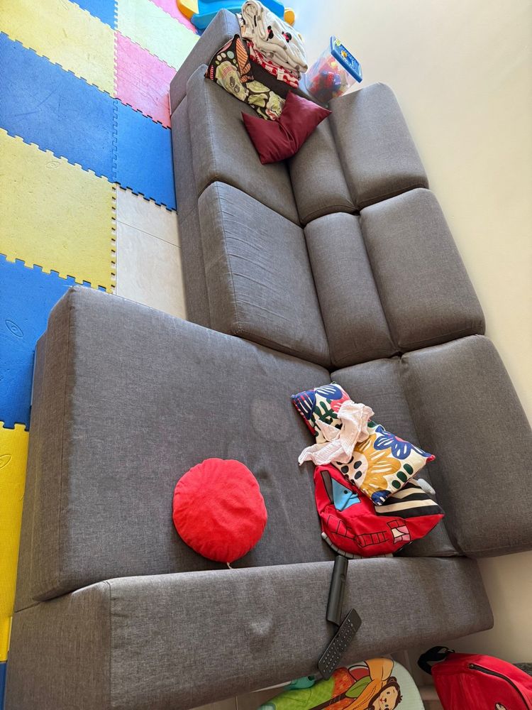 Sofa com armazenamento na parte de baixo grande