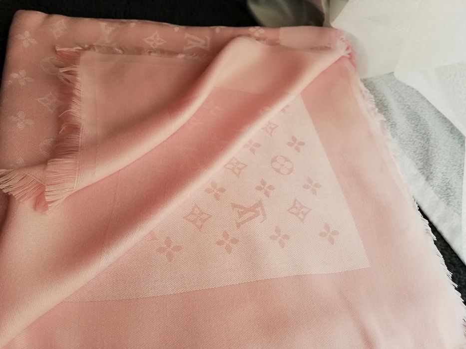 Piękna chusta pudrowy róż połysk jedwab kaszmir 140x140 Louis Vuitton