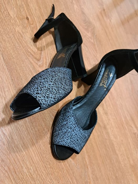 Sandaly na słupku r. 39