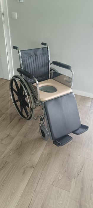 Wózek inwalidzki z toaletką