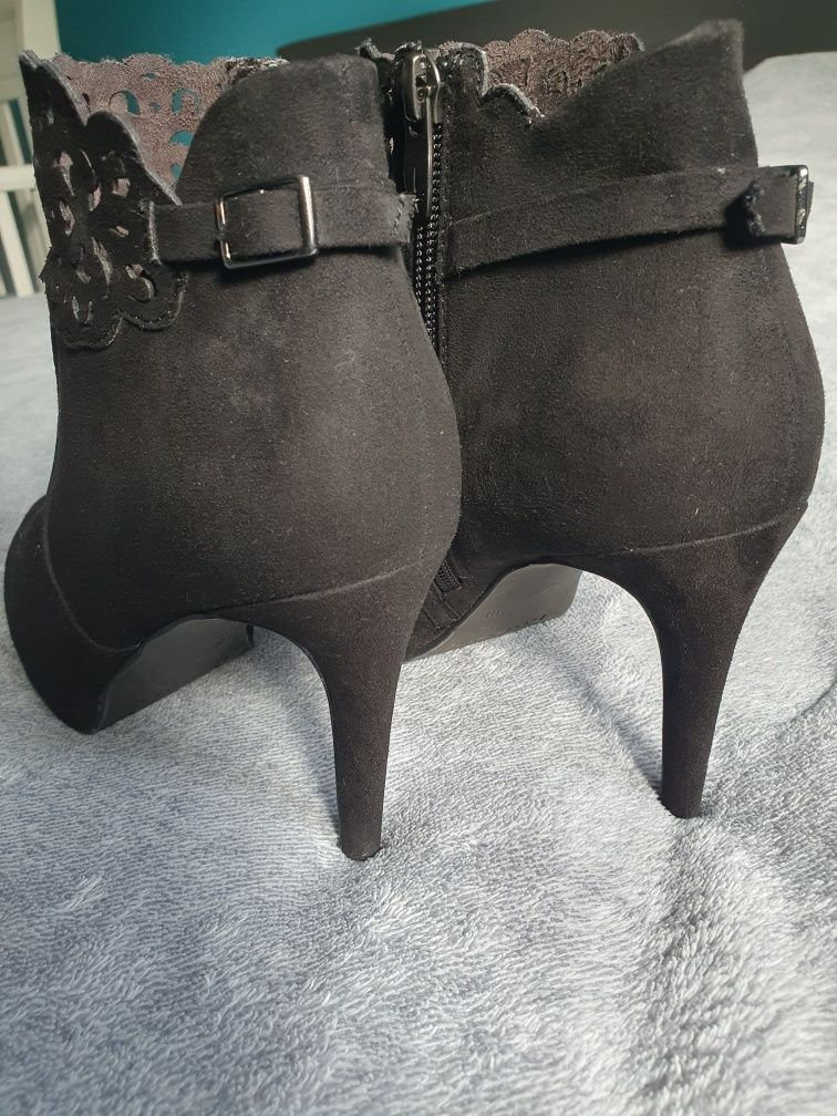 Buty zamszowe botki za kostkę szpilki czarne ażurowe Tamaris r. 38