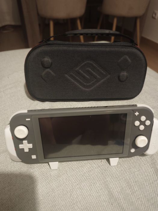 Nintendo Switch Lite + Grip e Estojo Satisfye Premium — Estado Impe