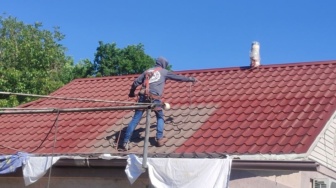 Фарбування та очищення дахів