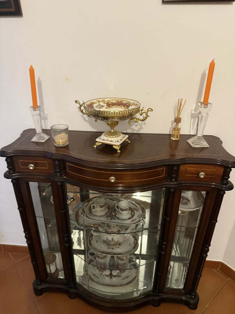 Cristaleira de madeira classica e vidro