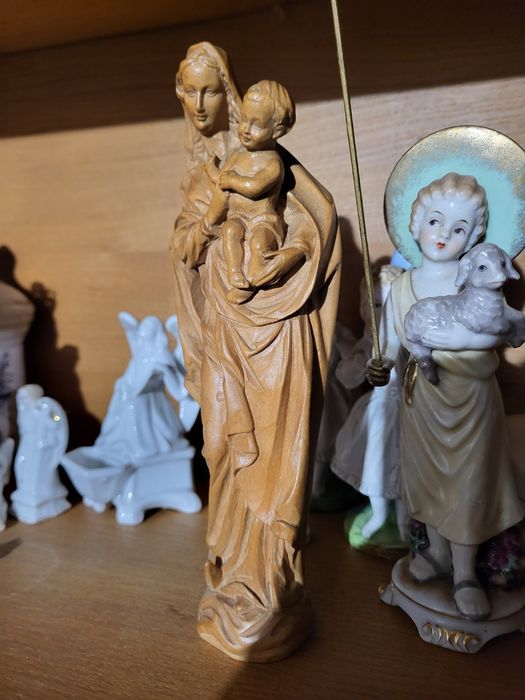 Drewniana rzeźba Matki Bożej Maryja z dzieciątkiem Jezus