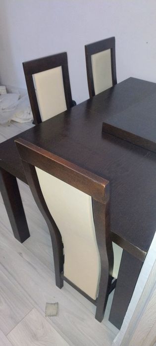 Stół z litego drewna duży, ciężk wykonany na zamówienie i z 5 krzeslam