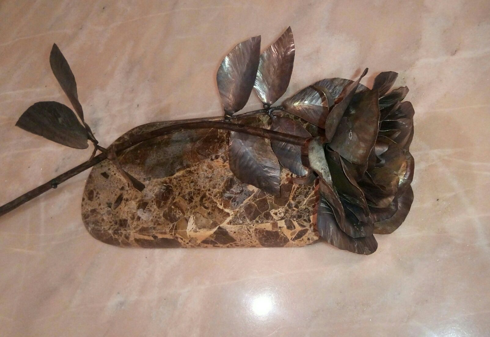 Роза из нержавеющей стали.