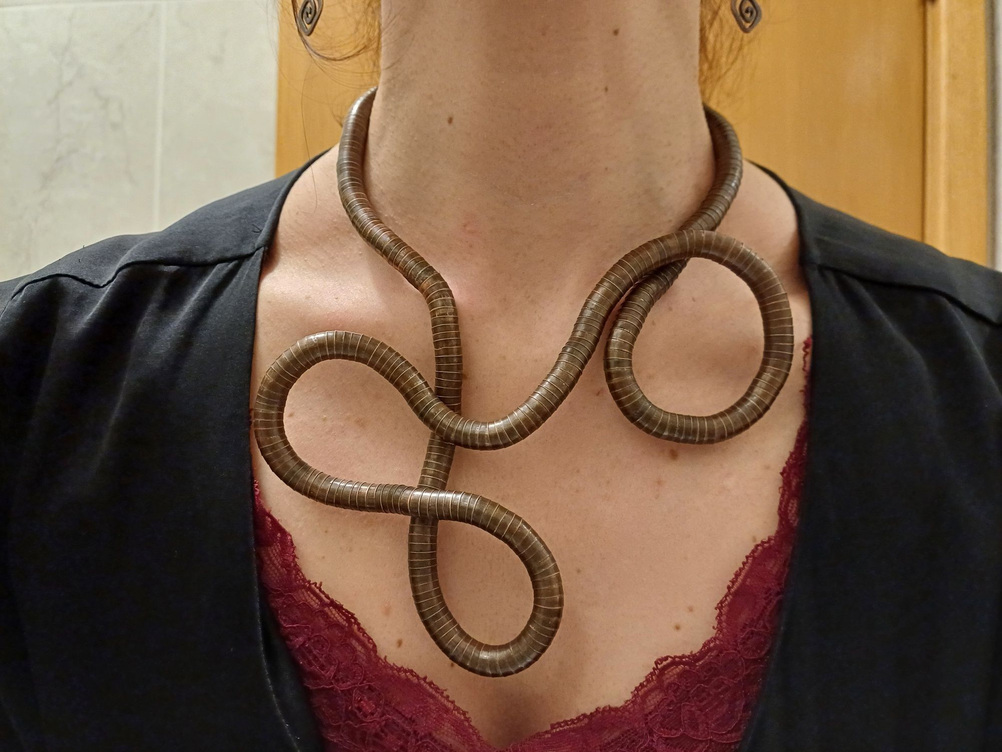 Colar cobra (snake necklace), maleável, de tom acobreado/cobre