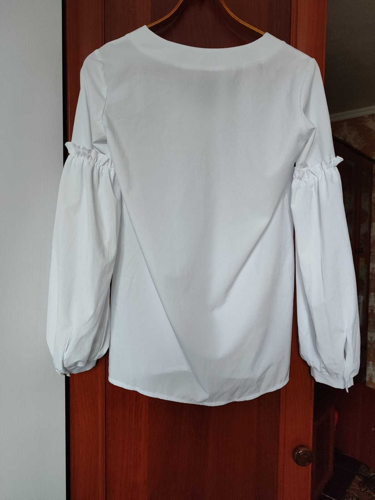 Класична біла блузка