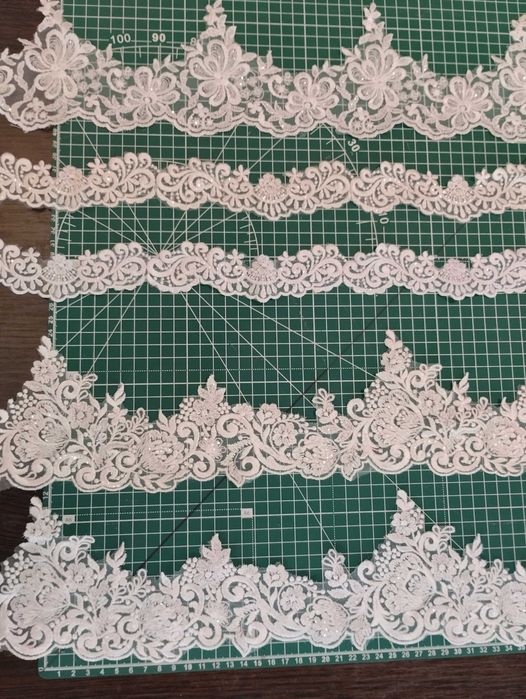 Мереживо високої якості біле і молочне з паєтками нове на метраж