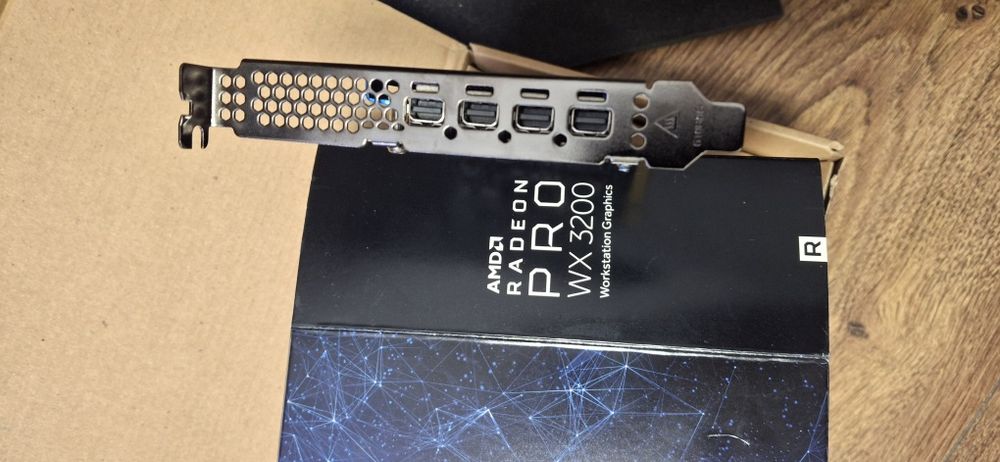 Відеокарта AMD radeon pro wx3200