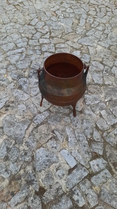 Pote em estado razoavel. Nao tem tampa.