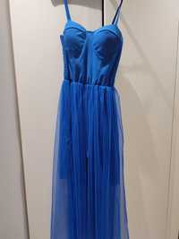 Vestido justo azul com tule