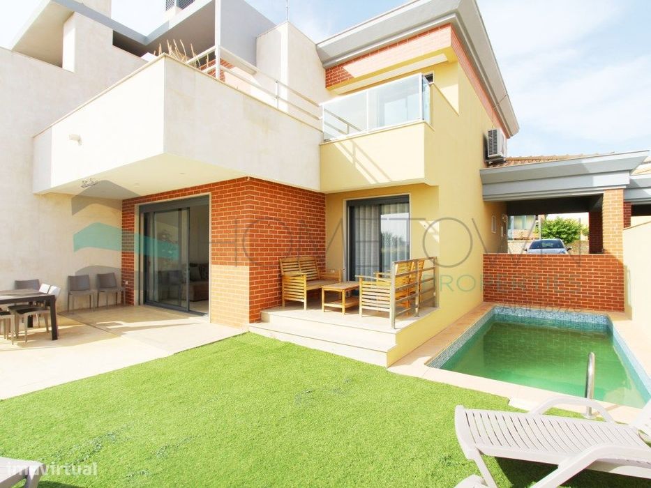 Casa em banda situada num condomínio fechado em Albufeira- Branqueira