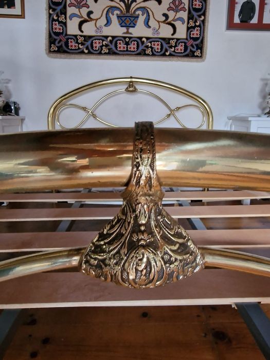 Cama de casal em latão