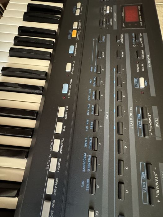 Piano Roland E15 Antigo