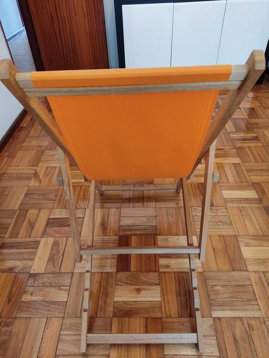 Cadeira de descanso em madeira com encosto em tecido - Novo preço