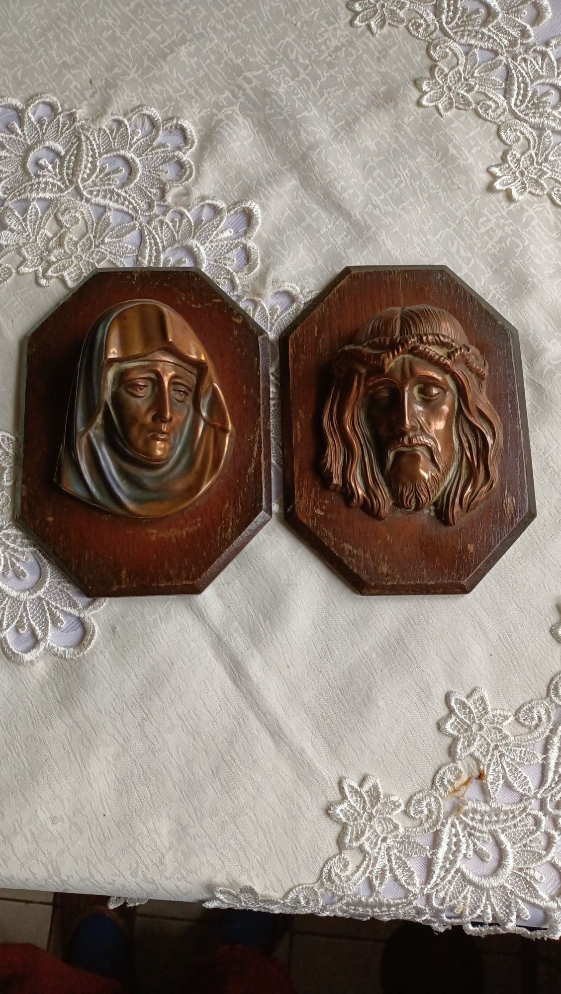 Dwie stare płaskorzeźby Jezusa i Maryi 
Jezusa i Maryi