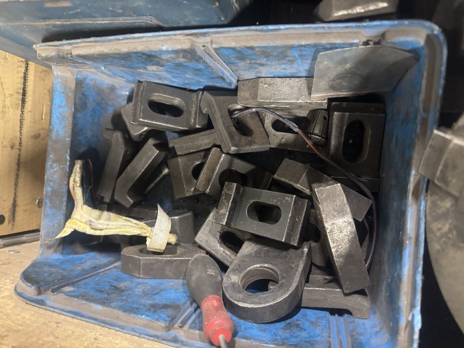 Mocowania do stolu frezarki