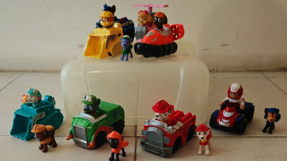 Figuras e carros patrulha pata