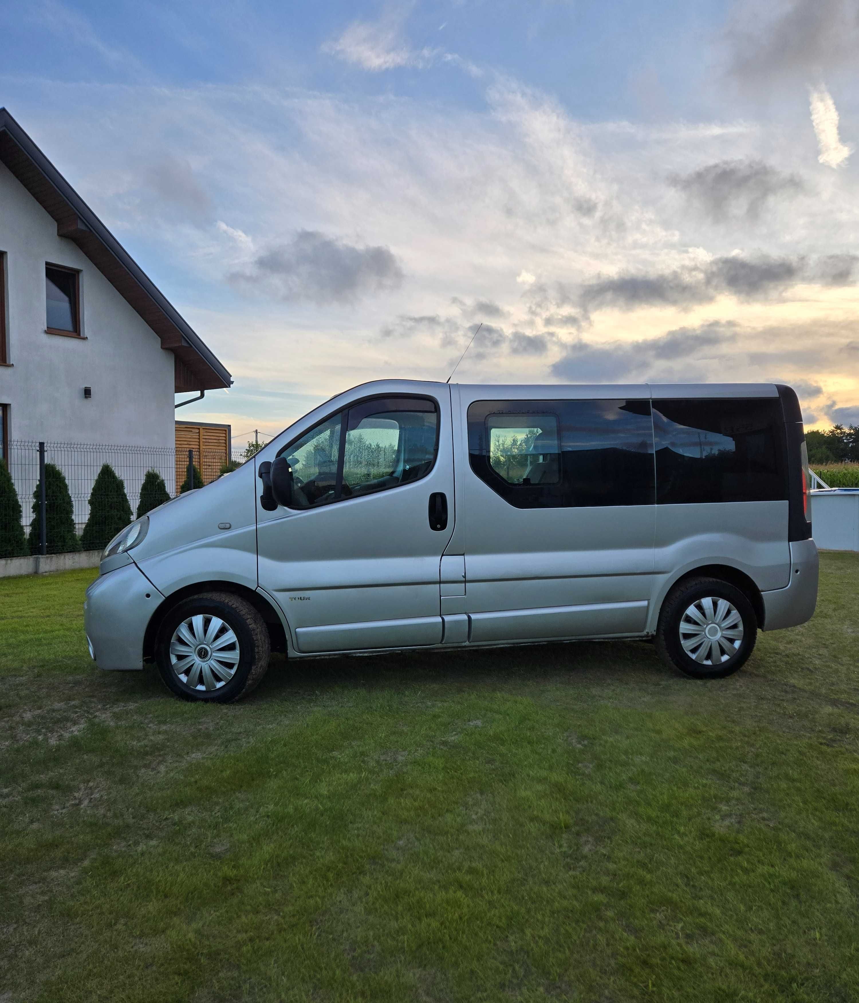 Opel Vivaro Tour 1.9 CDTi 101km - Webasto, Klima  8 osób, hak