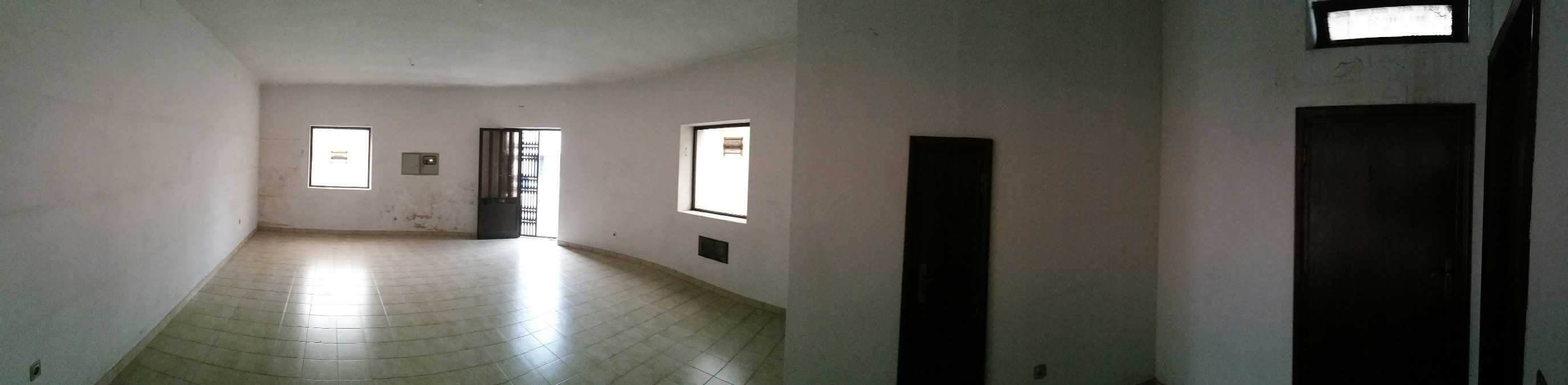 Casa geminada, 2frentes, 2entradas, 2pisos, T1 terraço, esp. comercial