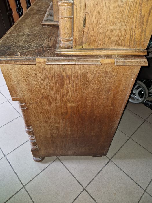 Starodawny kredens do renowacji