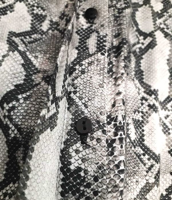 Vestido camiseiro comprido padrão cobra da Zara T: L
