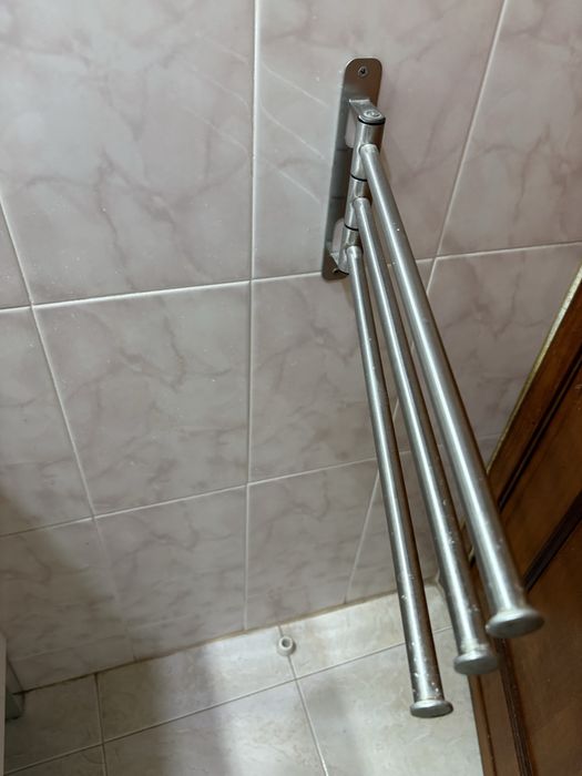 Toalheiro de parede cinzento em ótimo estado