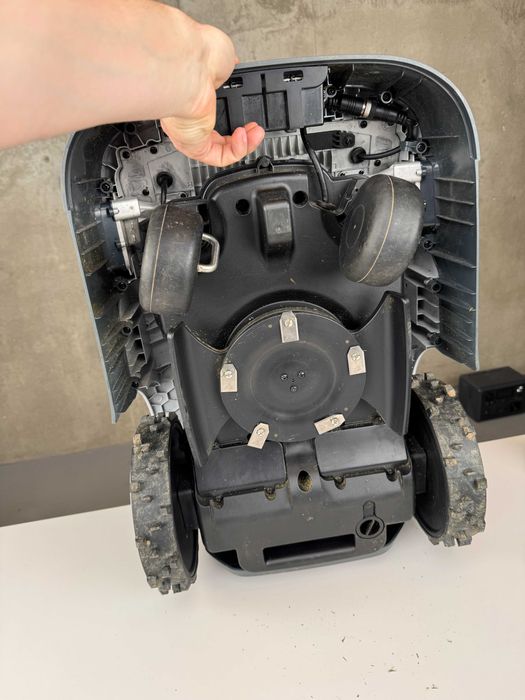 Robot koszący AI ANTHBOT Genie 3000 – bezprzewodowa kosiarka do 3600m2