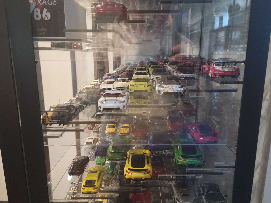 Стенд Ikea метал+скло для колекційних машин 1/43 масштаб на 500-600 шт