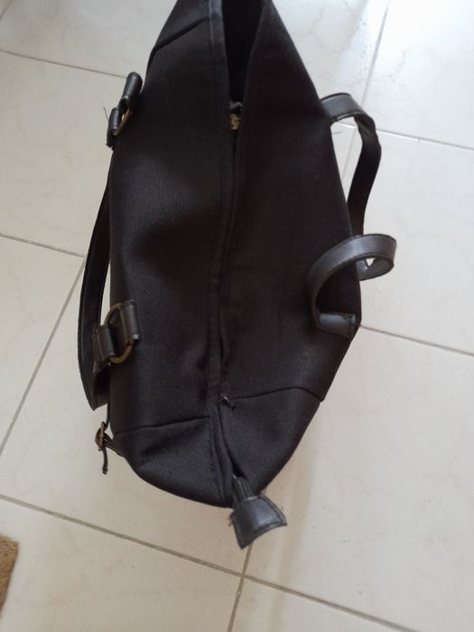 Saco preto em tecido grosso