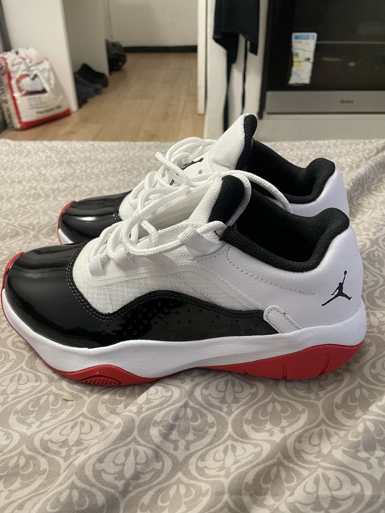 Tennis novinhos , usados uma vez apenas , marca jordan