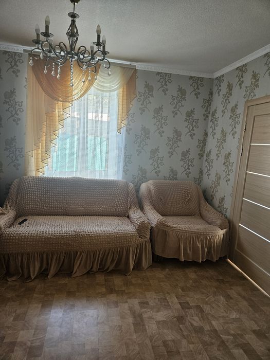 Два будинки в одному дворі