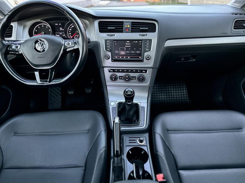 Volkswagen  Golf  2015 року.