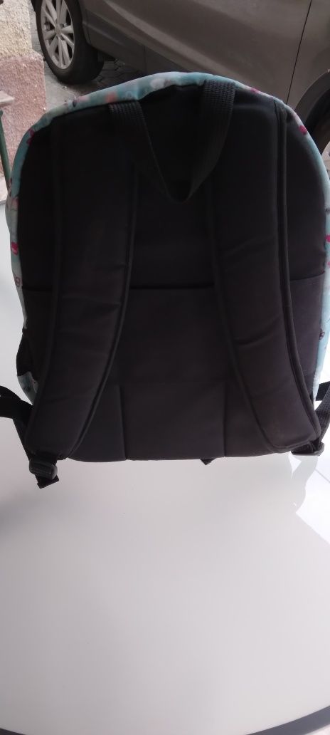 Mochila Escolar Ghuts em bom estado