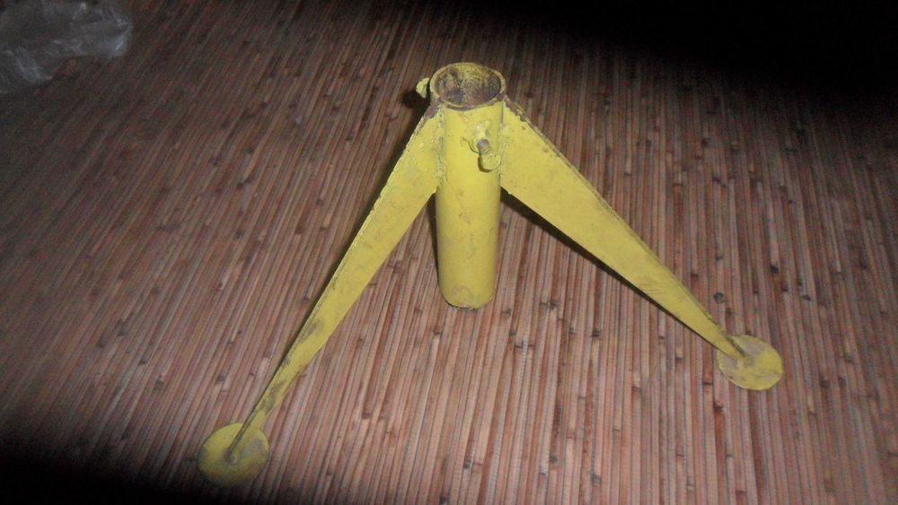 Тринога для елки