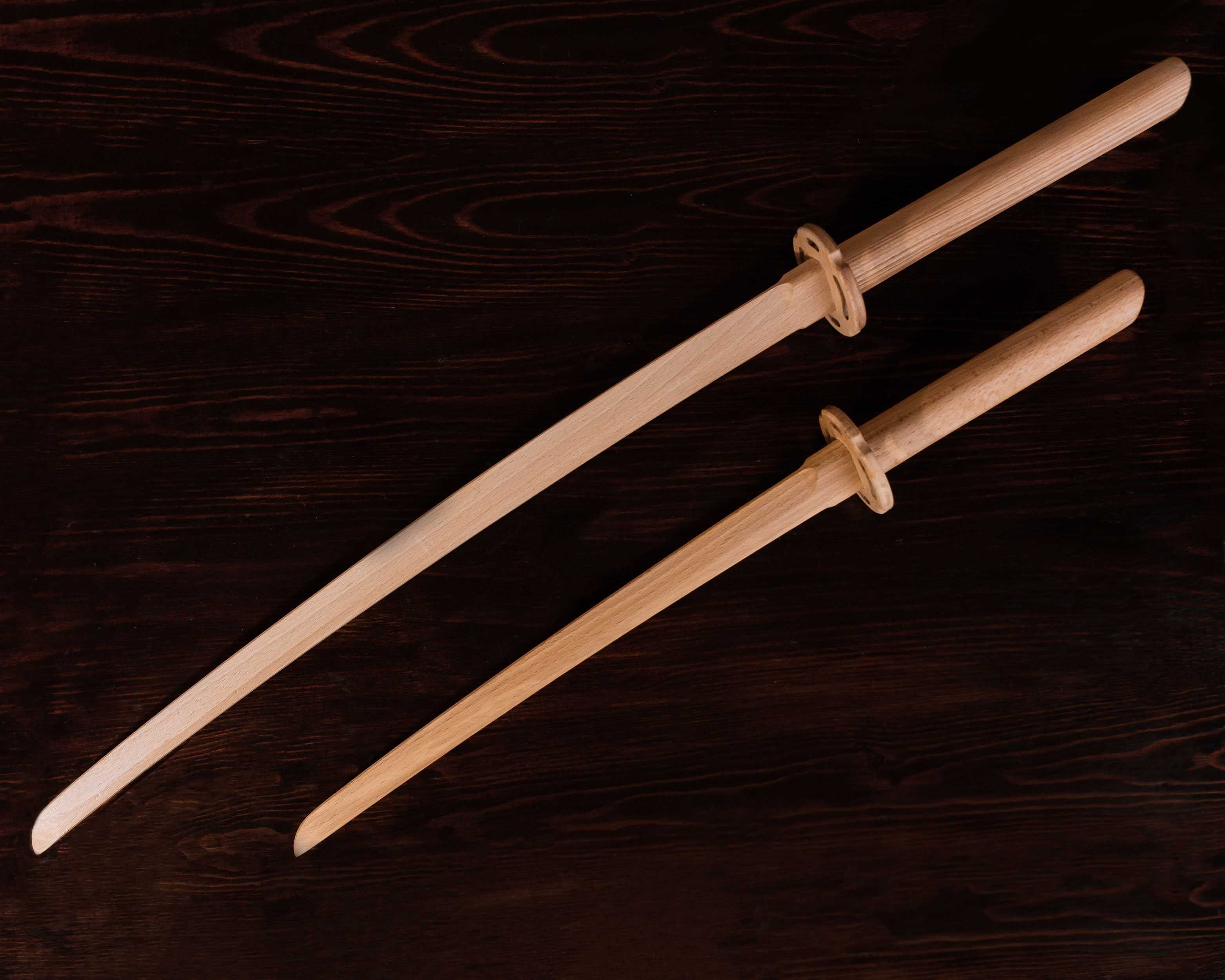 Катана, вакидзаси. Комплект японских мечей на деревянной подставке.