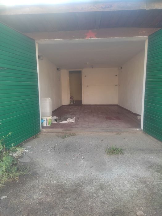 Продаеця гараж з кімнатою.