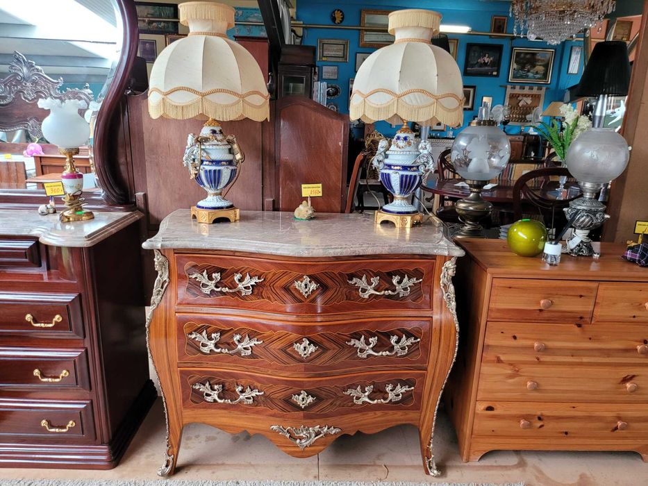 Excelente cómoda estilo Luís XV - Restaurada muito recentemente