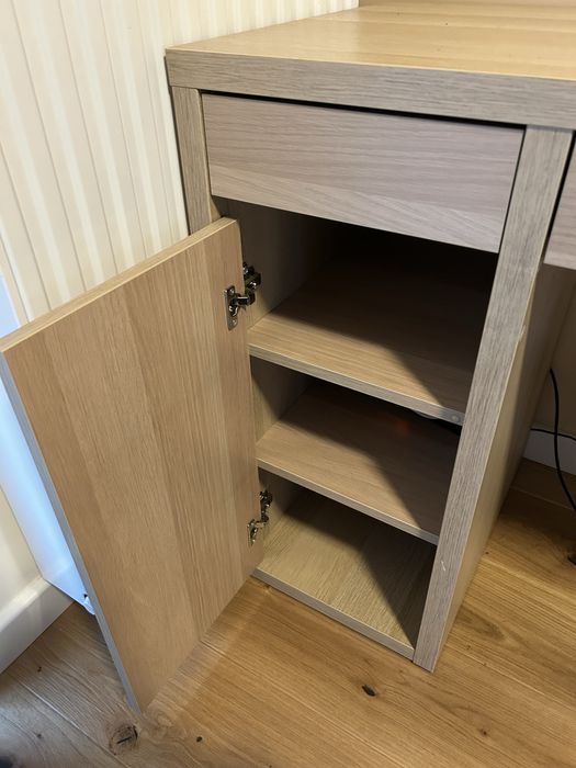 Biurko Micke Ikea - dąb bejcowany na biało