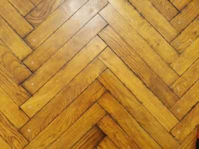 Stary parkiet z duszą historii – ok. 50 m² – tylko 1000 zł!