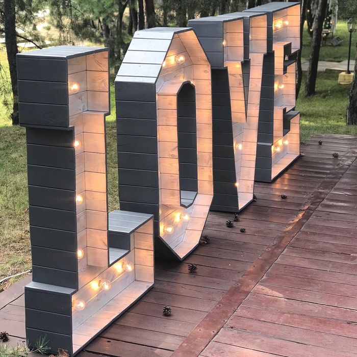Оренда 3000 грн букви LOVE з лампочками на весілля