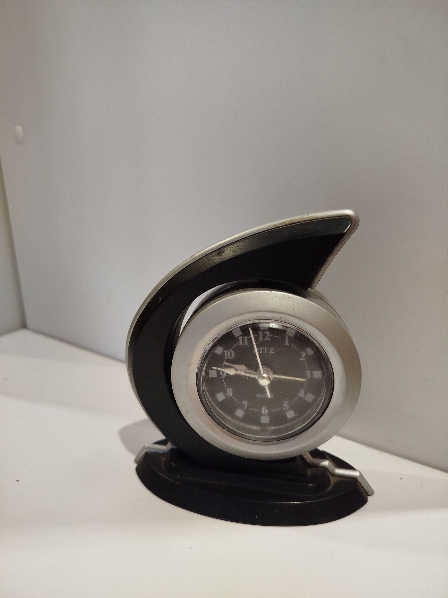 Zegarek budzik bardzo ładny elegancki wysokość do 15 cm