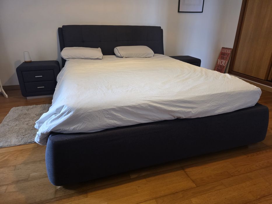 Mobília de quarto: Cama e mesas de cabeceira