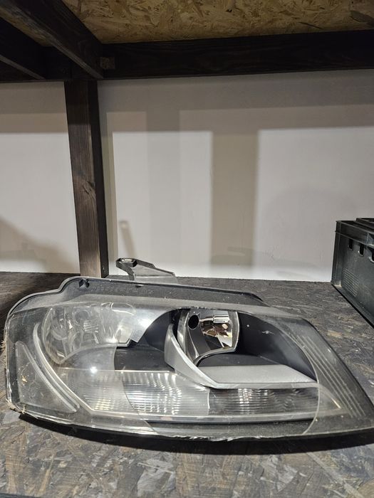 Oryginalny Reflektor prawy przrdni Audi A3 8P