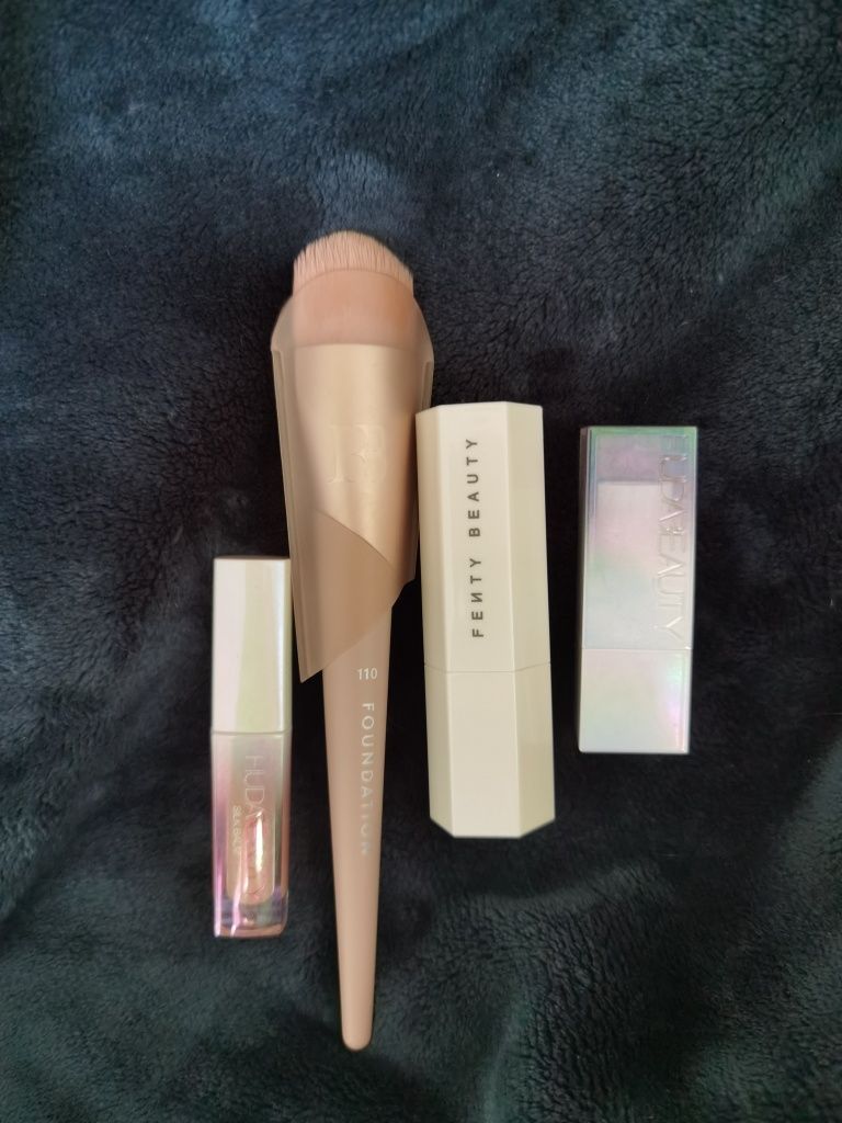 Fenty beauty pomadka, błyszczek i 2 pędzelki