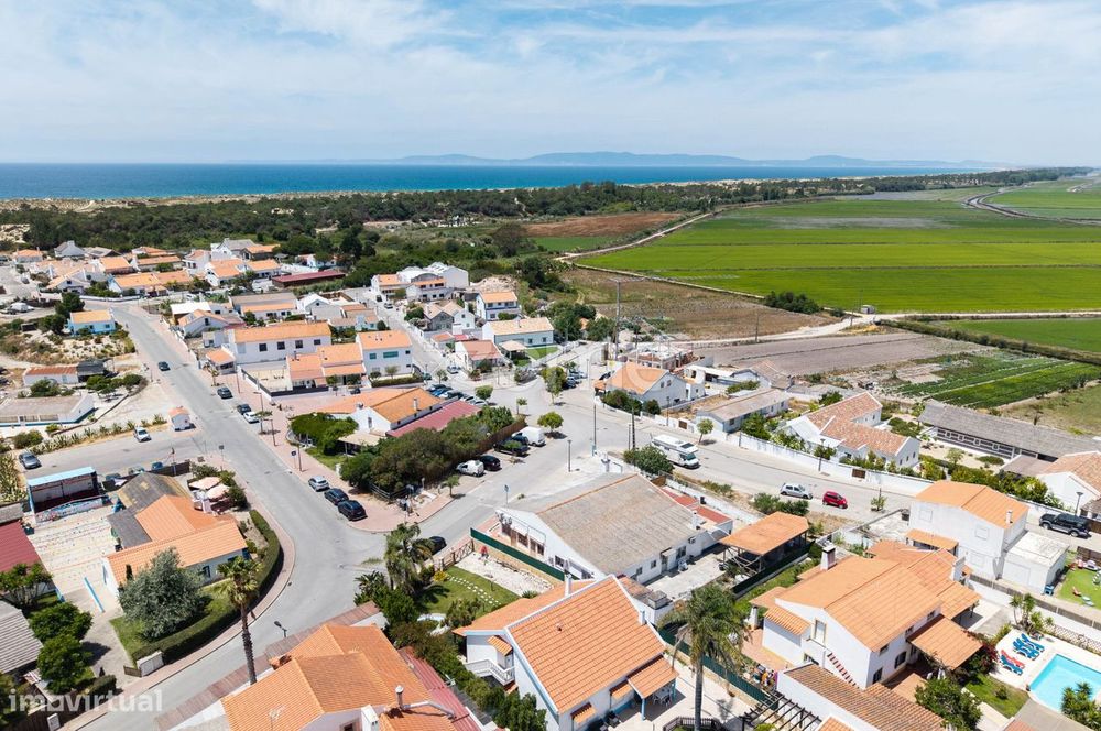 Edifício Comercial e Habitacional a 2 minutos da praia do Carvalhal