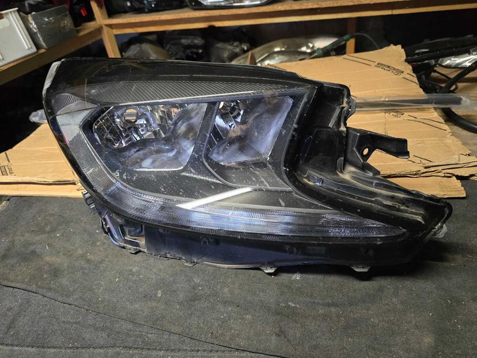 lampa przód Toyota Aygo X