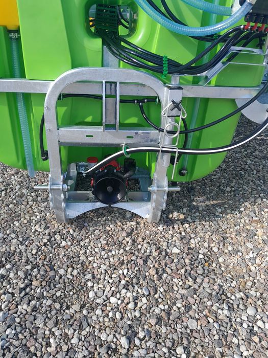 Opryskiwacz zawieszany Klara 800 l 15 m lance Ocynk Tolmet